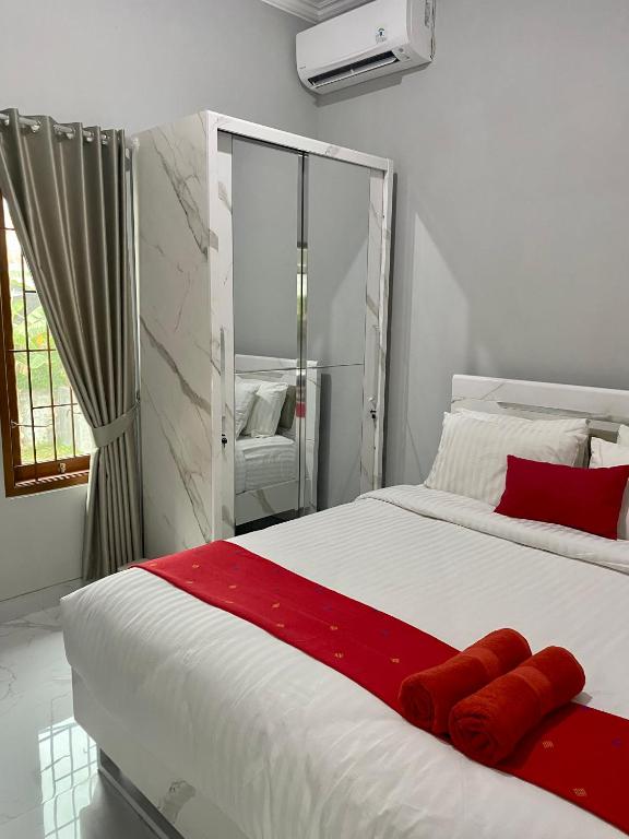 Postel nebo postele na pokoji v ubytování AW Lor House - Yogyakarta