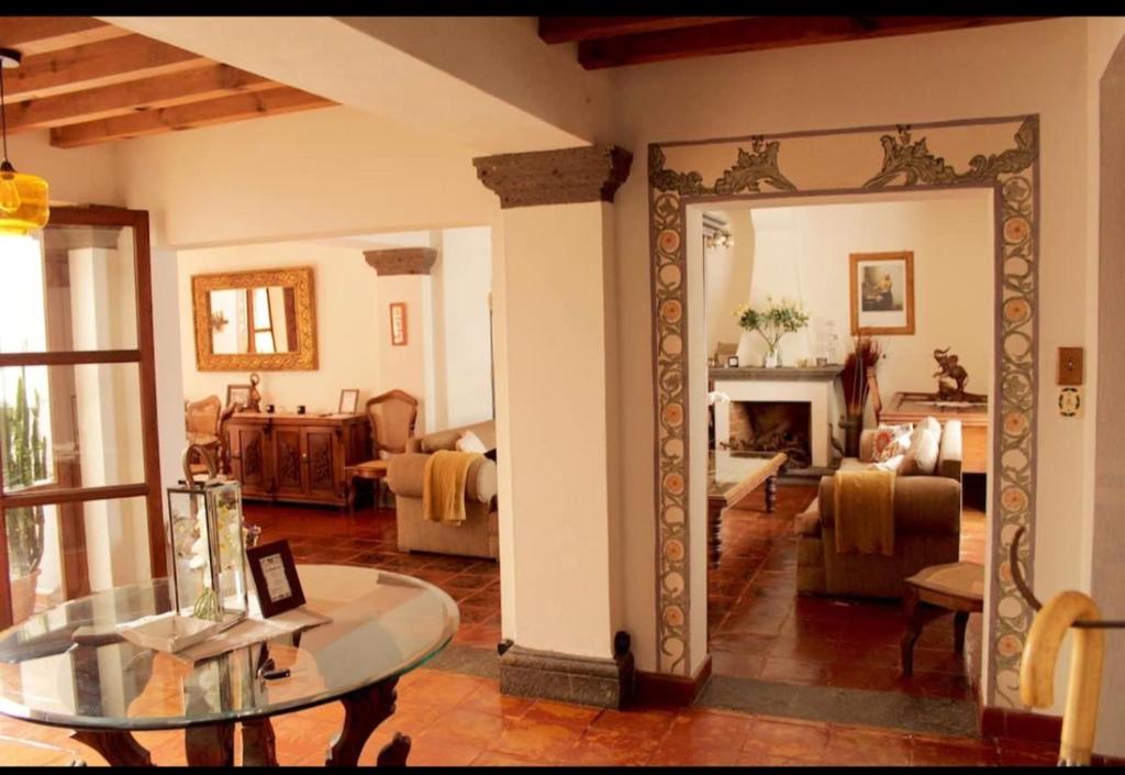 sala de estar con espejo y chimenea en La Casa Ideal Para Tu Estancia., en San Miguel de Allende