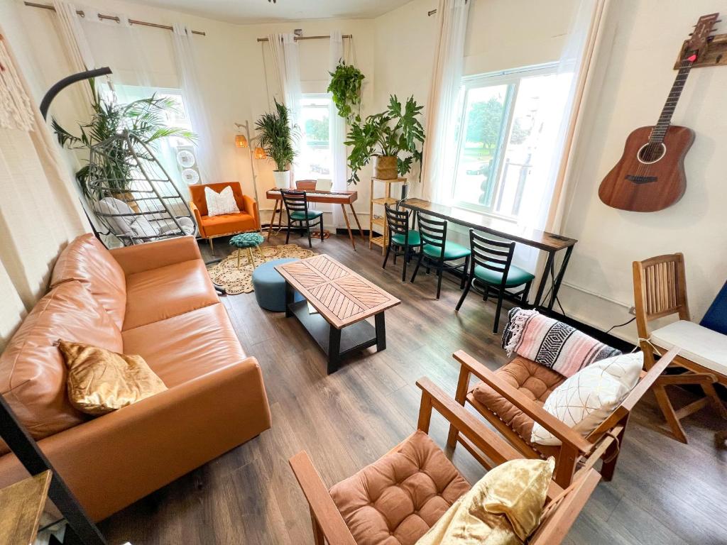 a living room filled with furniture and a guitar at ITH Mission Beach Backpacker Hostel in San Diego