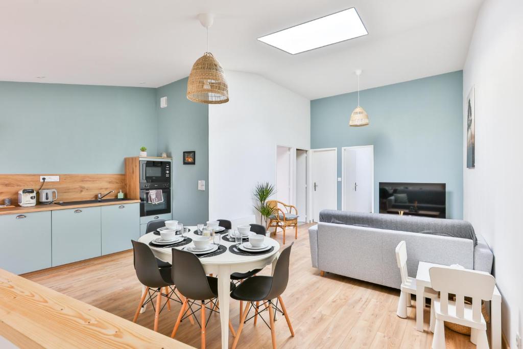 uma cozinha e uma sala de estar com mesa e cadeiras em Le Saint Martin #Centre ville #Charente #6pers em Cognac