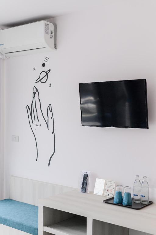 TV a/nebo společenská místnost v ubytování Moon Budget Hotel