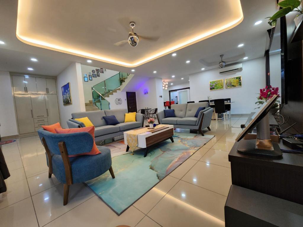 - un salon avec des canapés et une table dans l'établissement Desaru Brown House Pool-Table Tennis-KTV-BBQ-Netflix-Home Theatre, à Kota Tinggi