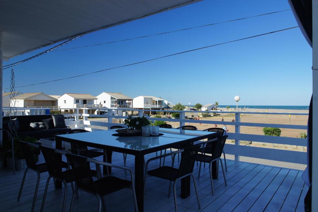 una mesa en una terraza con vistas a la playa en Holiday home Chalet Pleine Vue Sur Mer en Gruissan