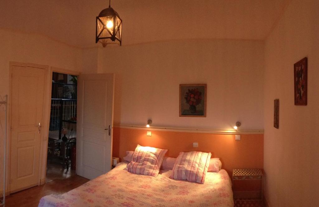 Uma cama ou camas num quarto em Le Pigeonnier De Quarré