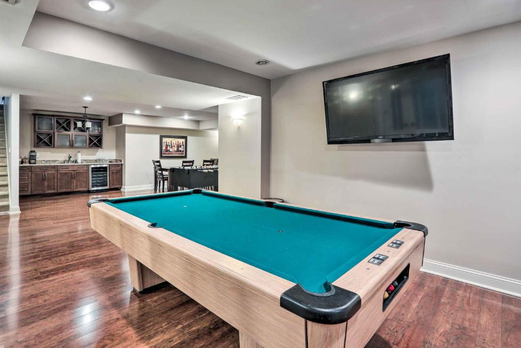 Bernardsville Abode with Private Pool and Patio! - Vakantiehuis
