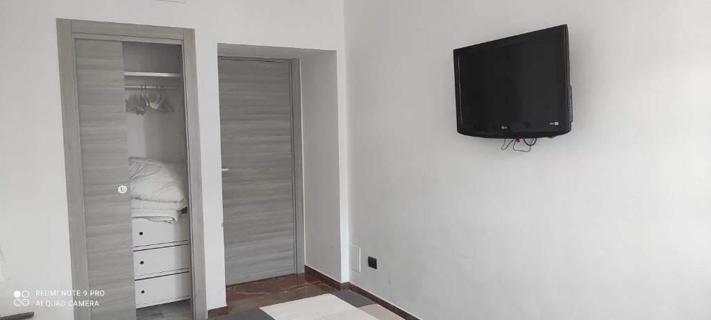 Televízia a/alebo spoločenská miestnosť v ubytovaní Pasqualina's House