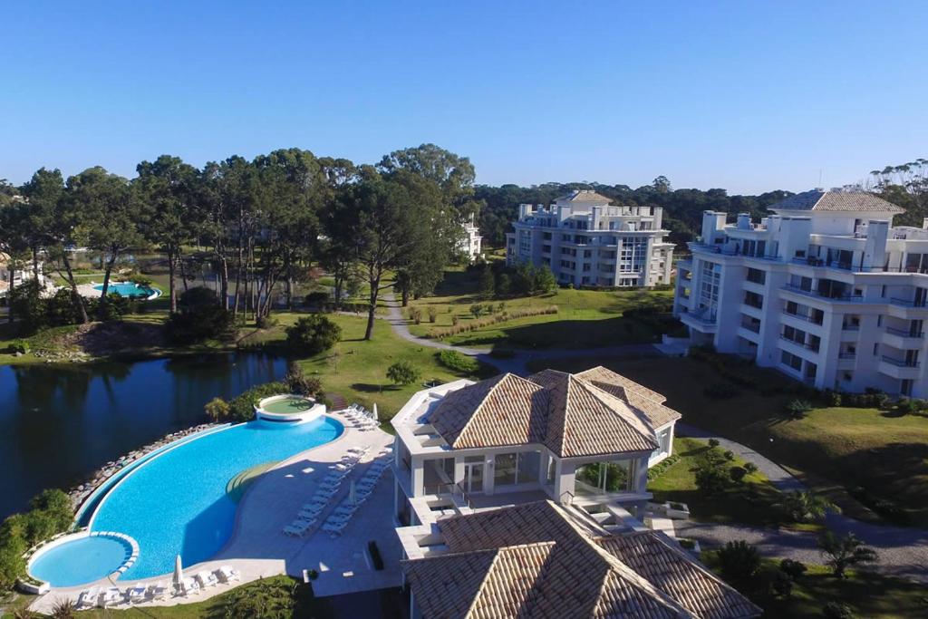 - une vue aérienne sur un complexe avec une piscine dans l'établissement GREEN PARK - Apartamento Torre J - Punta del Este - Resort & Spa, à Punta del Este