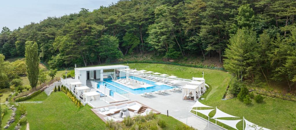 una vista aérea de una villa con piscina en The Suites Hotel Namwon en Namwon