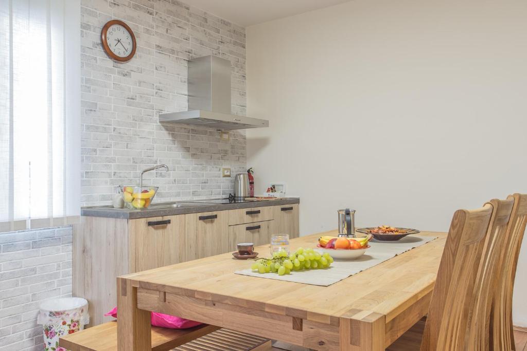 - une cuisine avec une table en bois et des fruits dans l'établissement Apartment Ponte de Tola, à San Bellino