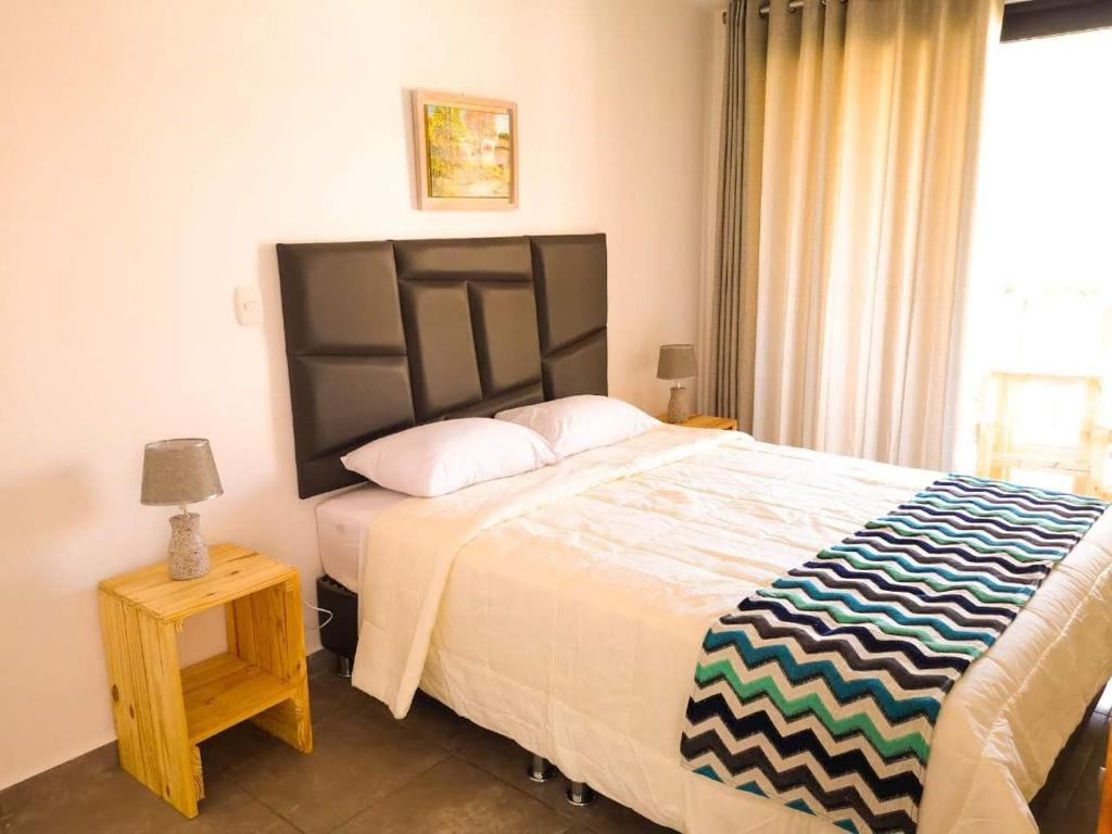 Postel nebo postele na pokoji v ubytování Jalara Lunahuaná Hotel