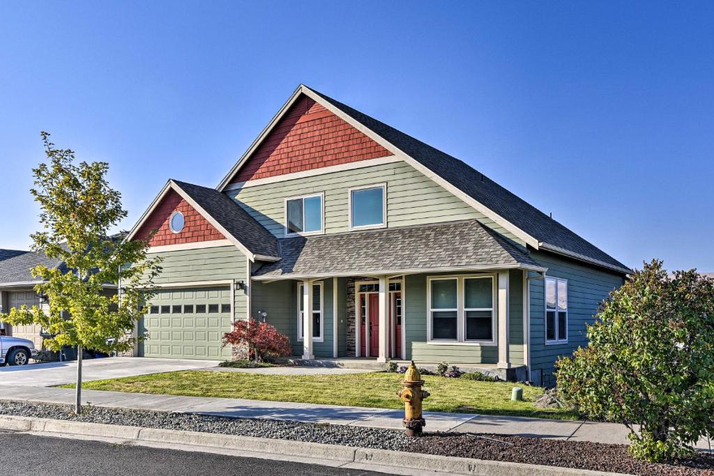 Incredible Oregon Retreat with Private Hot Tub!, The Dalles (updated