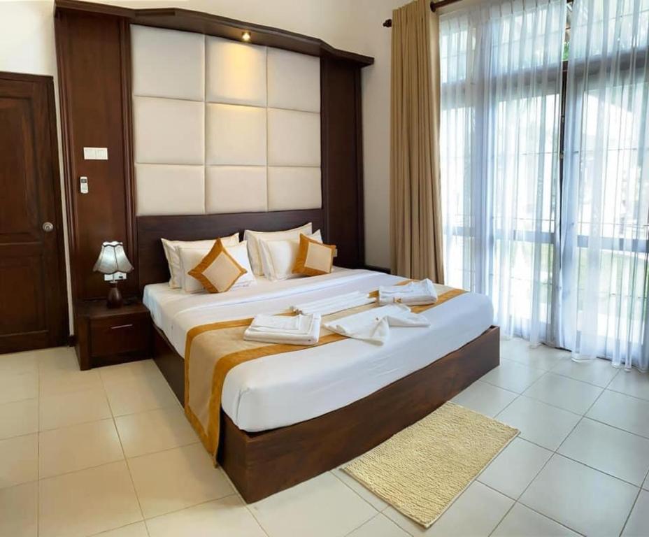 Postel nebo postele na pokoji v ubytování Serenity Villa Dambulla