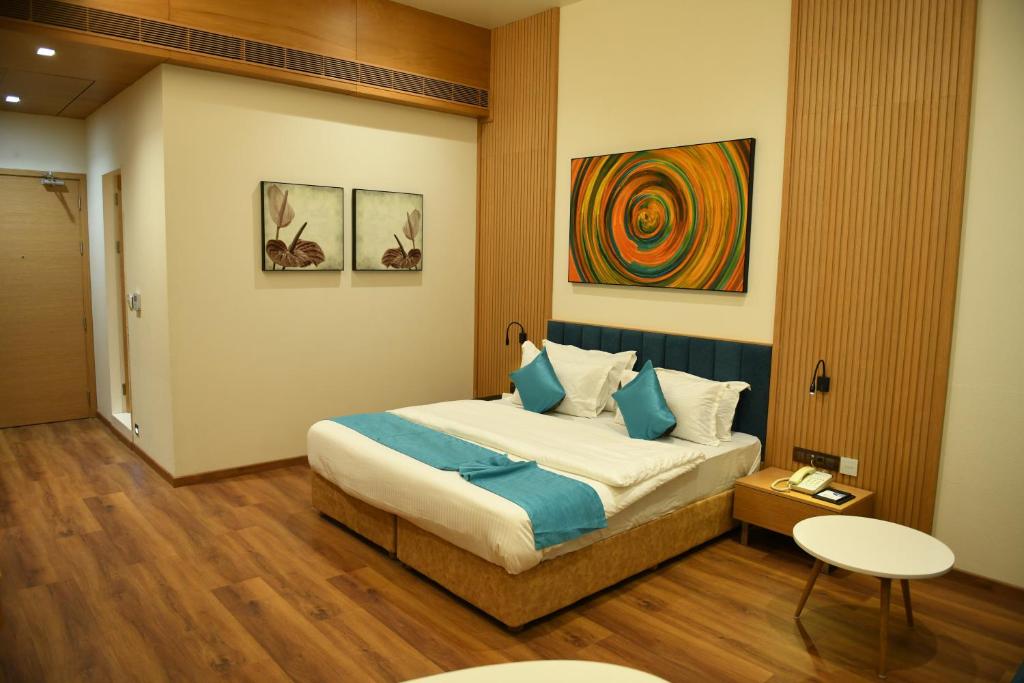 Postel nebo postele na pokoji v ubytování Hotel Blueivy Anand