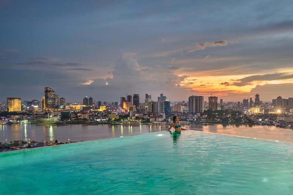 Bazén v ubytování The Peninsula Phnom Penh nebo v jeho okolí