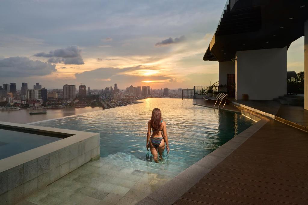 Bazén v ubytování The Peninsula Phnom Penh nebo v jeho okolí