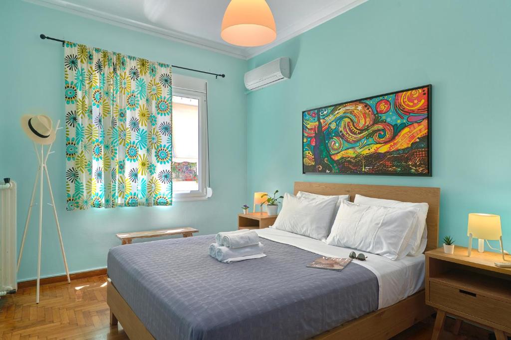 Łóżko lub łóżka w pokoju w obiekcie Venias Two-Bedroom apartment Kallimarmaro and Zappeio area