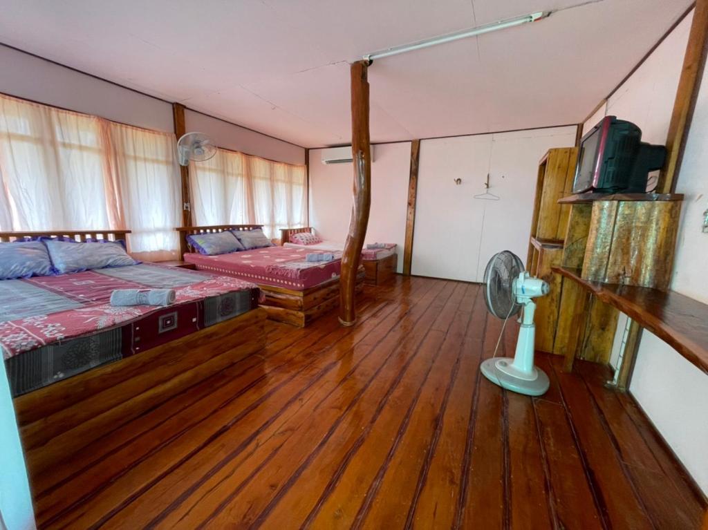 Postel nebo postele na pokoji v ubytování Koh Mak Green View Resort
