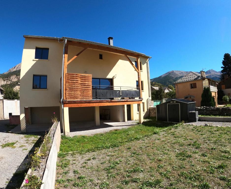 ein Haus mit seitlicher Terrasse in der Unterkunft Maison neuve proche de Barcelonnette in Jausiers