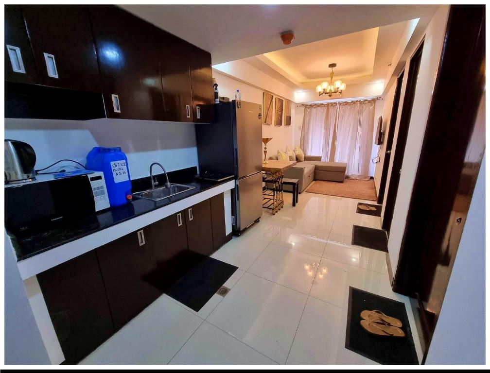 Cet appartement comprend une cuisine ouverte et un salon. dans l'établissement Gonzales Transient House, à Baguio