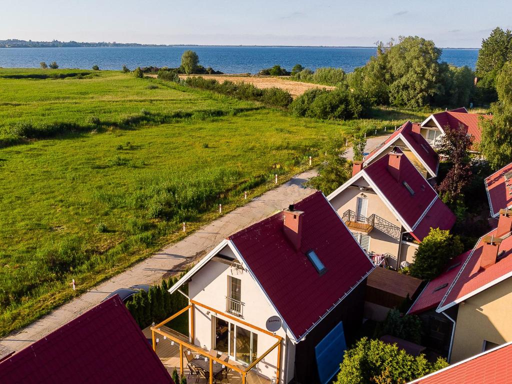 una vista aérea de una fila de casas con el océano en el fondo en Dom nad Zatoką, en Puck