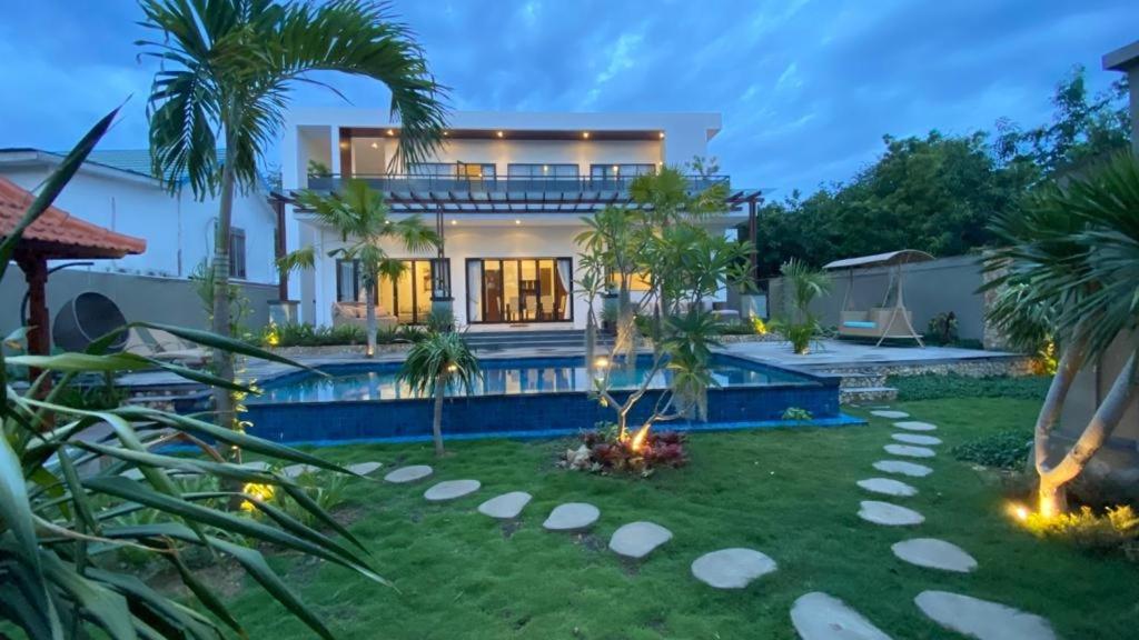 une villa avec une piscine la nuit dans l'établissement Villa Niang Ando, à Labuan Bajo