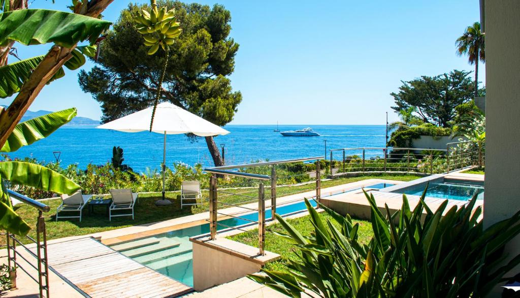 a swimming pool with a view of the ocean at Villa Ocean Breeze in Roquebrune-Cap-Martin