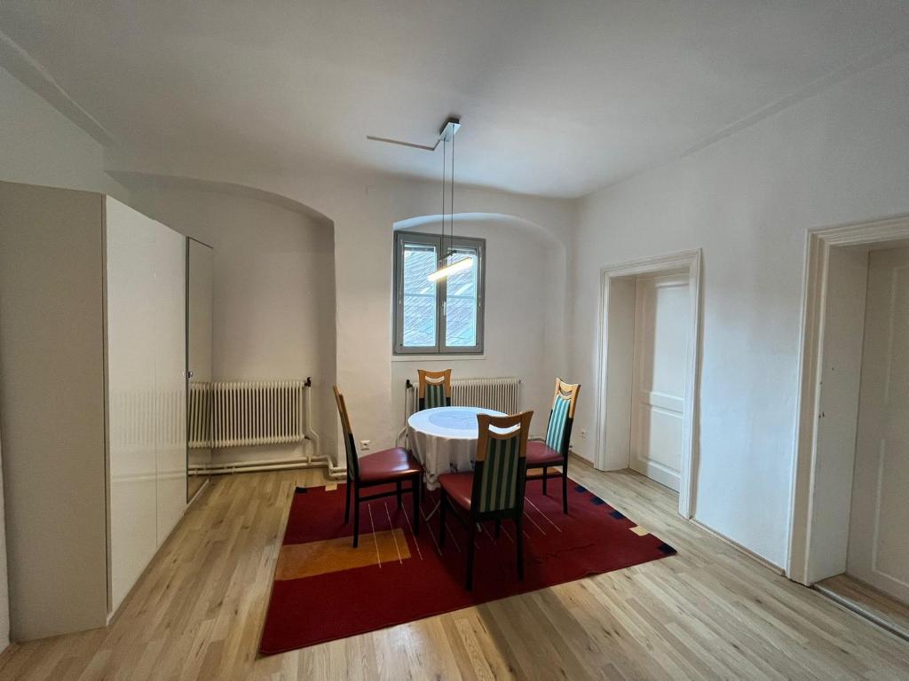 a dining room with a table and chairs at Hagmann&#39;s Altstadt Appartement in Krems an der Donau