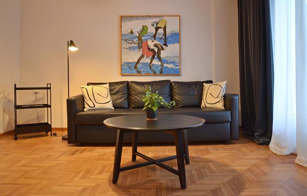 sala de estar con sofá y mesa en Eutopia Luxury Studio, en Kavala
