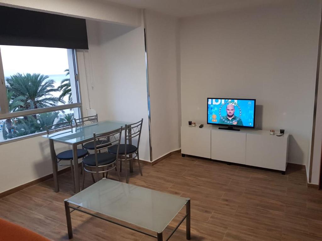 A television and/or entertainment centre at Apartamento BENIDORM primera linea playa