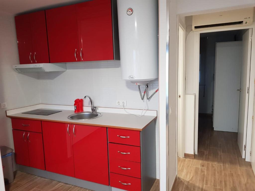 A kitchen or kitchenette at Apartamento BENIDORM primera linea playa