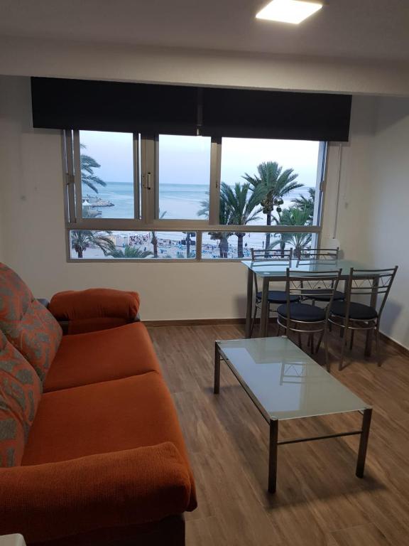 A seating area at Apartamento BENIDORM primera linea playa