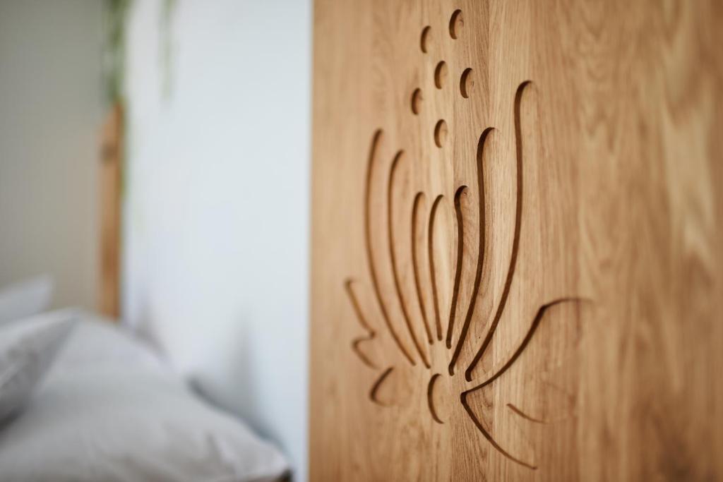 A bed or beds in a room at Chaber Apartamenty