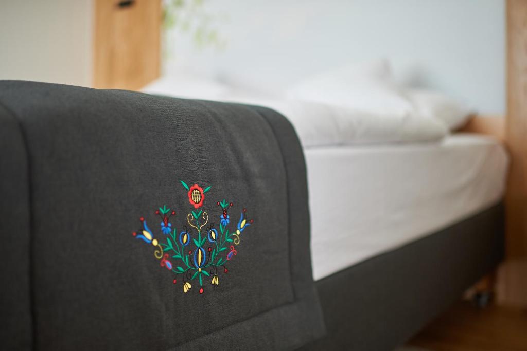 A bed or beds in a room at Chaber Apartamenty