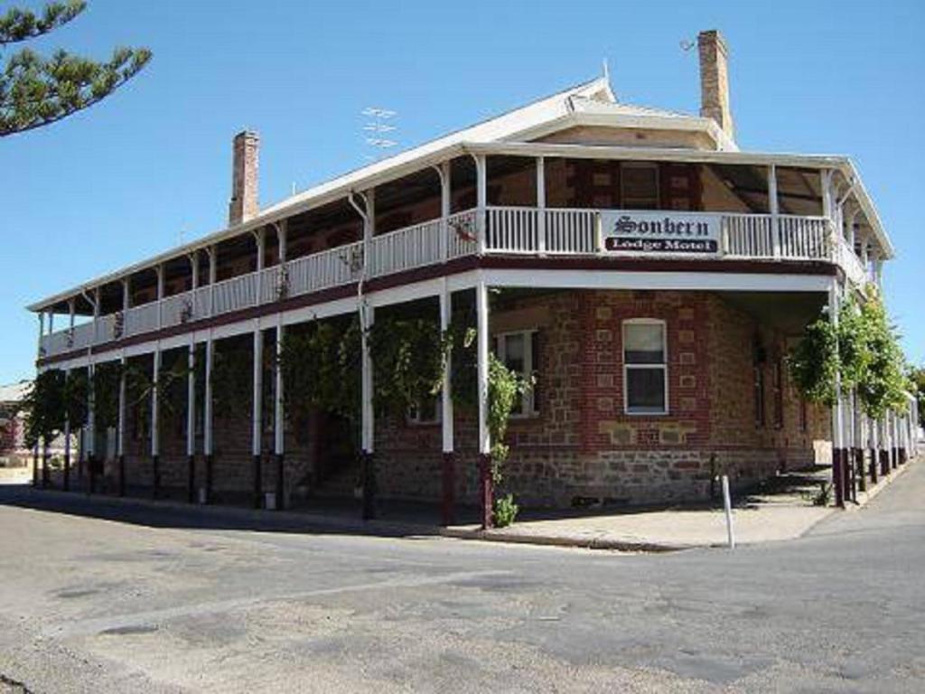 um grande edifício de tijolos com uma varanda em cima em Sonbern Lodge Motel em Wallaroo