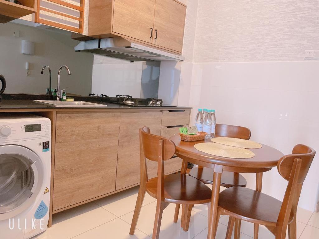 A cozinha ou cozinha compacta de vitamin SEA Timurbay Residence