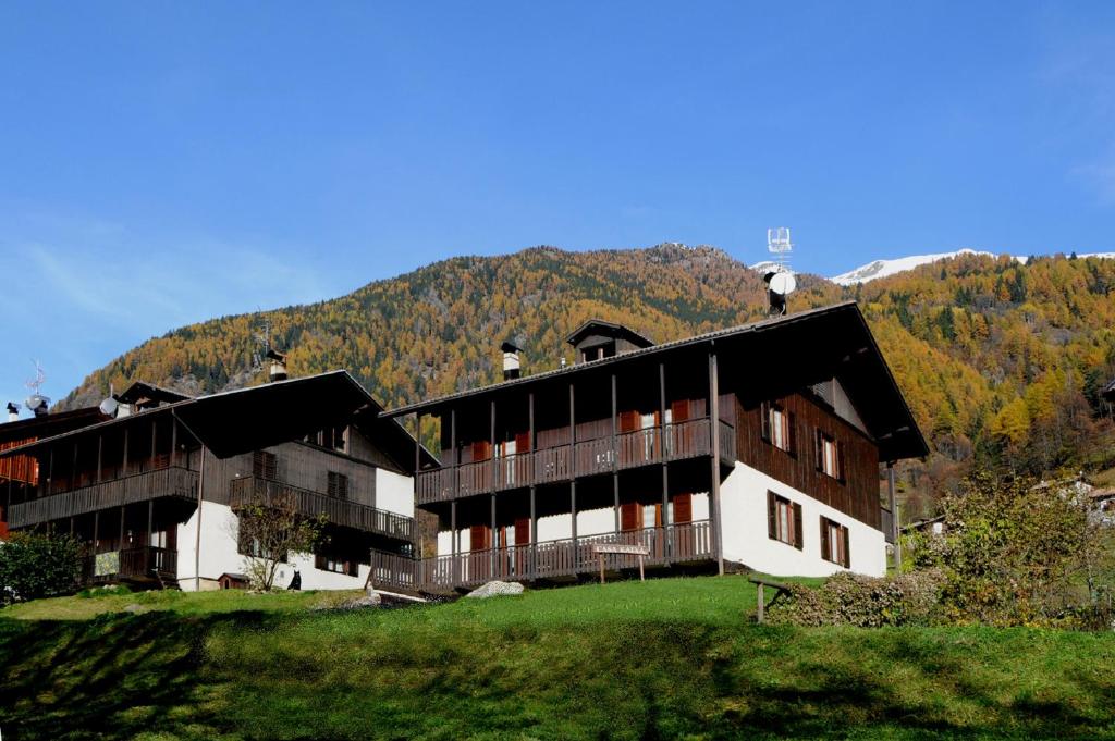 ein Gebäude auf einem Hügel mit einem Berg im Hintergrund in der Unterkunft Casa Katya in Pracorno di Rabbi