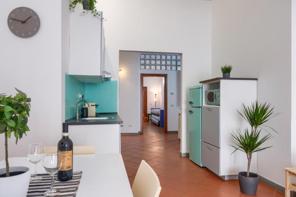 uma cozinha com electrodomésticos verdes e brancos e uma mesa em [LE CURE] Large apt, 6+1 beds. Center 15 min far by bus. em Florença