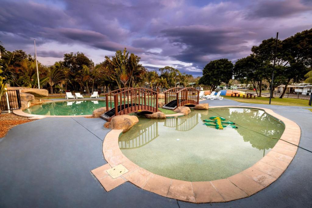 una piscina con un puente en un parque en BIG4 Manning Point Holiday Park, en Manning Point