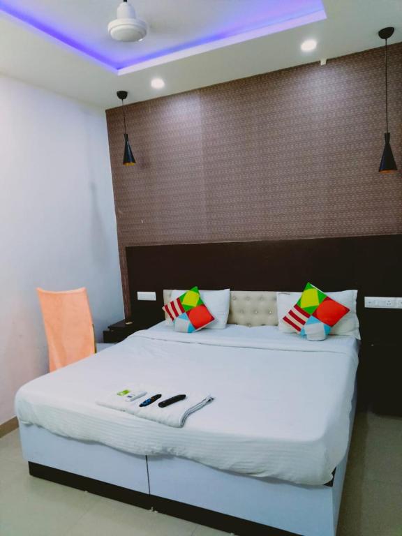 Postel nebo postele na pokoji v ubytování Hotel APJ GRAND