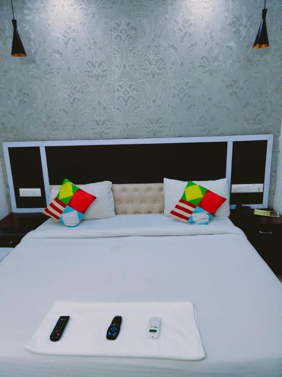 Postel nebo postele na pokoji v ubytování Hotel APJ GRAND