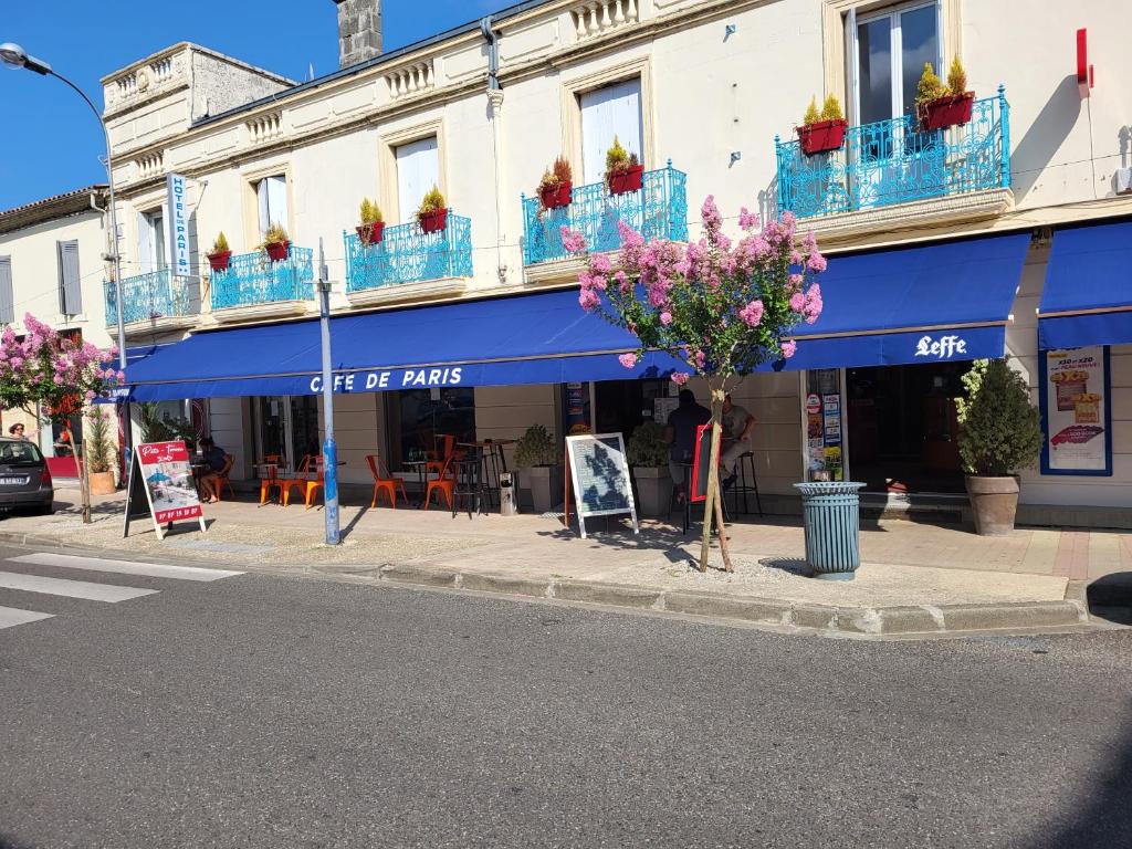 レスパール・メドックにあるCAFE DE PARISの通りに青い日よけの建物