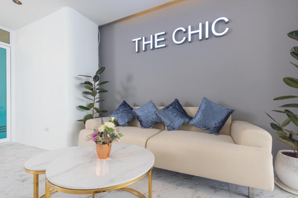 The Chic Patong في شاطيء باتونغ: غرفة معيشة مع أريكة وطاولة
