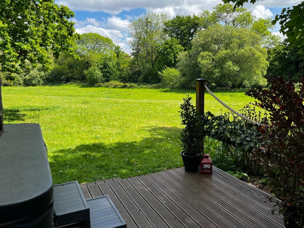 Zahrada ubytování Lynbrook Cabin and Hot Tub, New Forest
