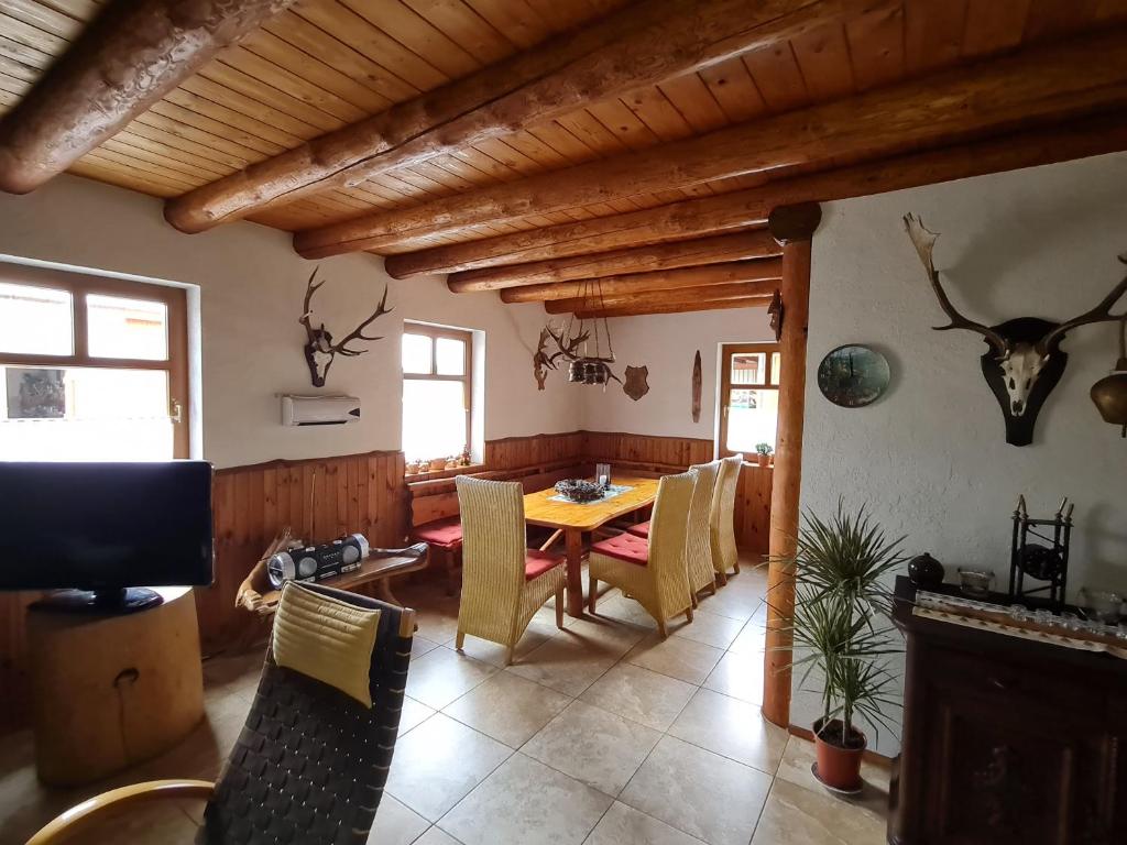 ein Esszimmer mit einem Tisch und Stühlen in einem Zimmer in der Unterkunft Jagdhaus auf dem Forsthof mit Sauna in Eckartsberga