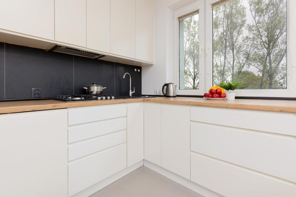 Kuchyňa alebo kuchynka v ubytovaní Warsaw Magellana Apartment by Noclegi Renters