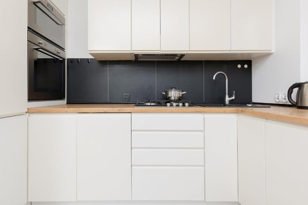 Kuchyňa alebo kuchynka v ubytovaní Warsaw Magellana Apartment by Noclegi Renters