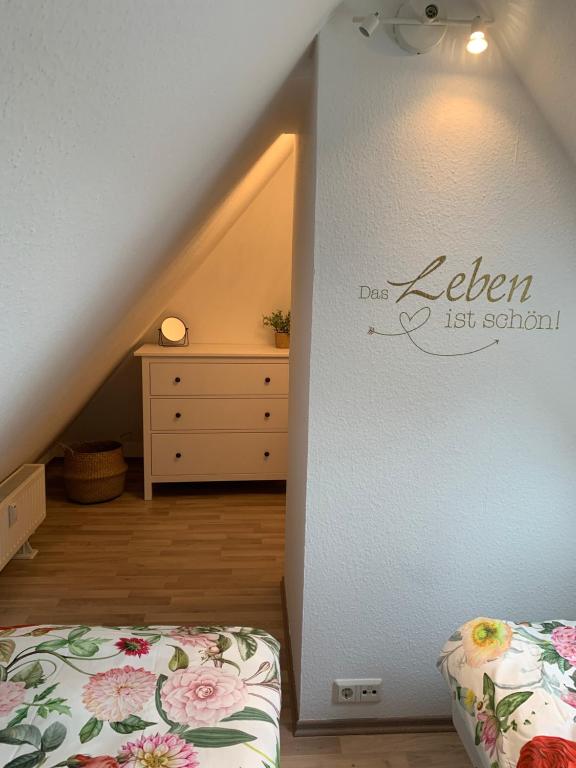 Postel nebo postele na pokoji v ubytování Ferienwohnung Lüttje Hörn