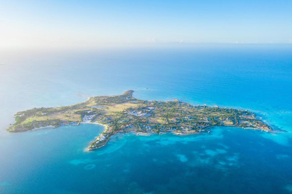 - une vue aérienne sur une petite île de l'océan dans l'établissement Jumby Bay Island - an Oetker Collection Hotel, à Saint Johnʼs
