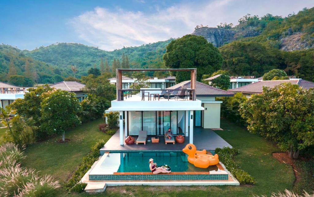 een luchtzicht op een huis met een zwembad bij The Spirit Resort Hua Hin in Khao Tao
