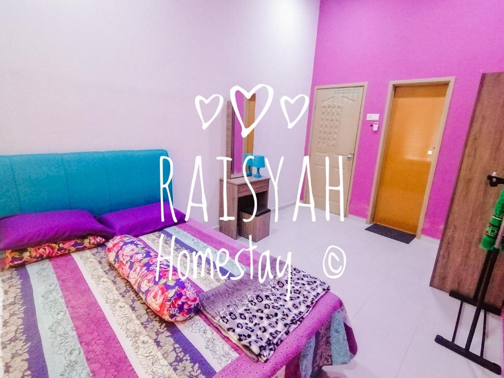Säng eller sängar i ett rum på Raisyah Homestay, Melaka